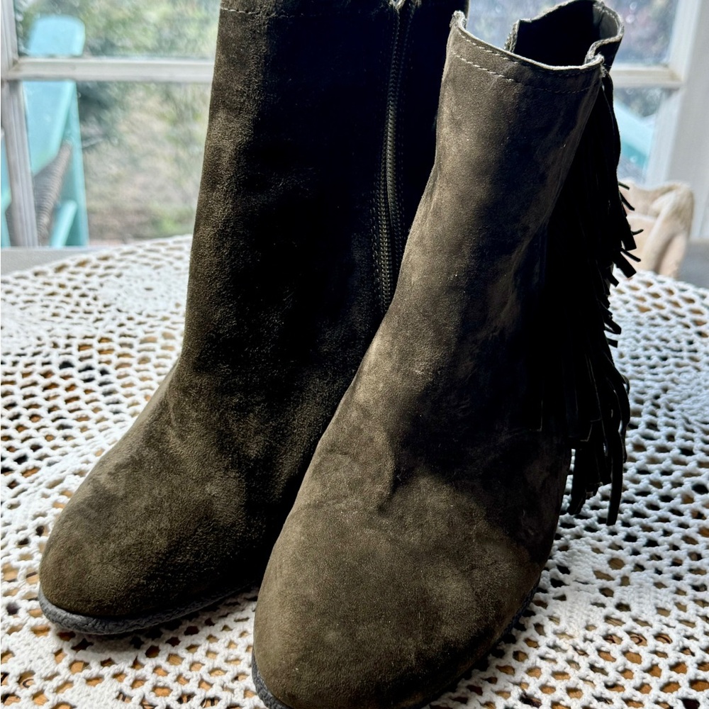 Vince Camuto Sz 8.5 W Hayzee Brown Suede Fringe Tassel Ankle Bootie SKU 786